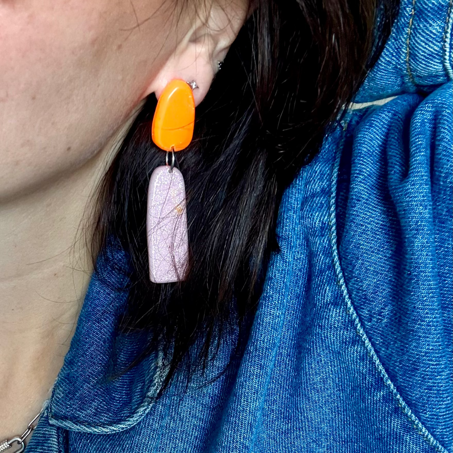 boucles en resine portées