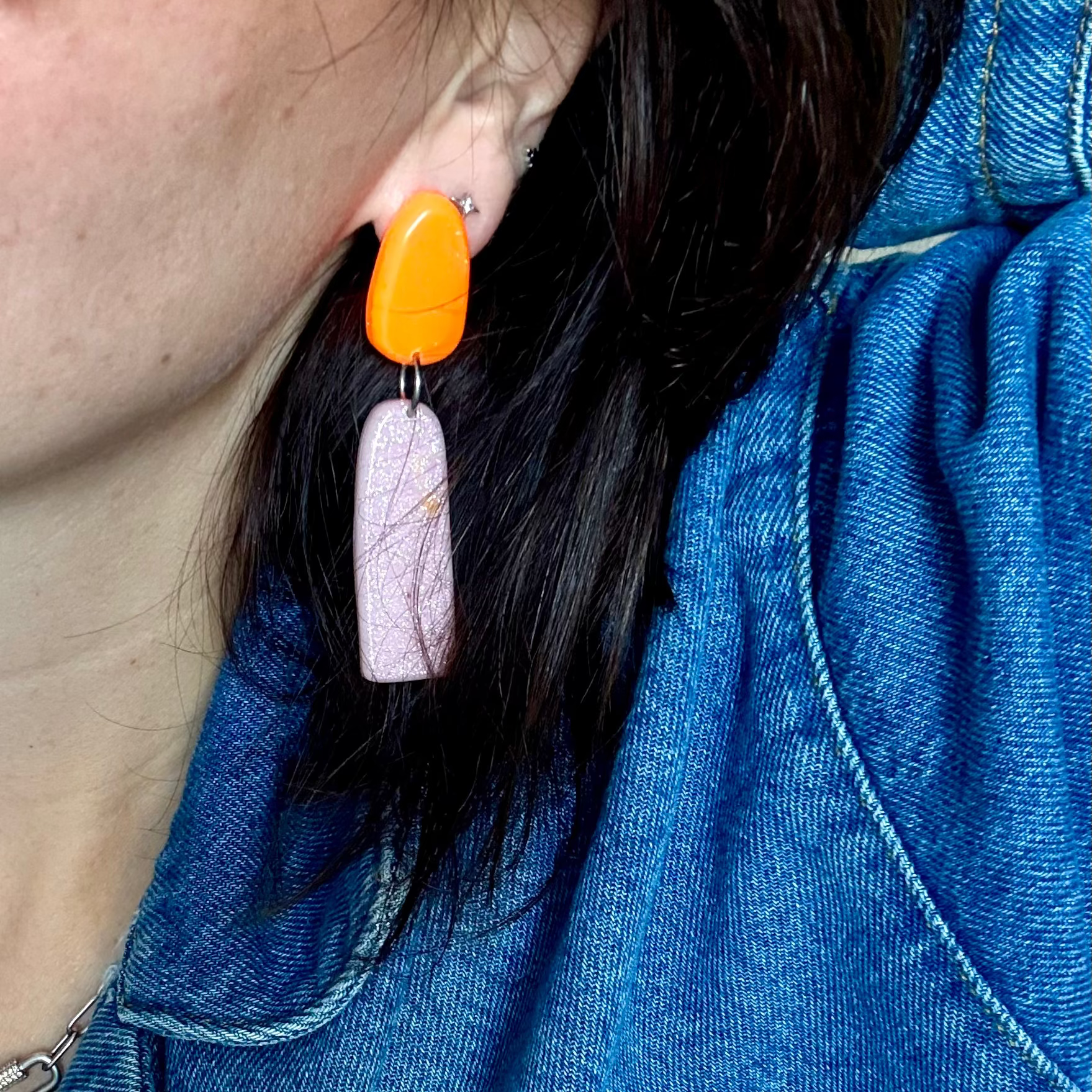 boucles en resine portées