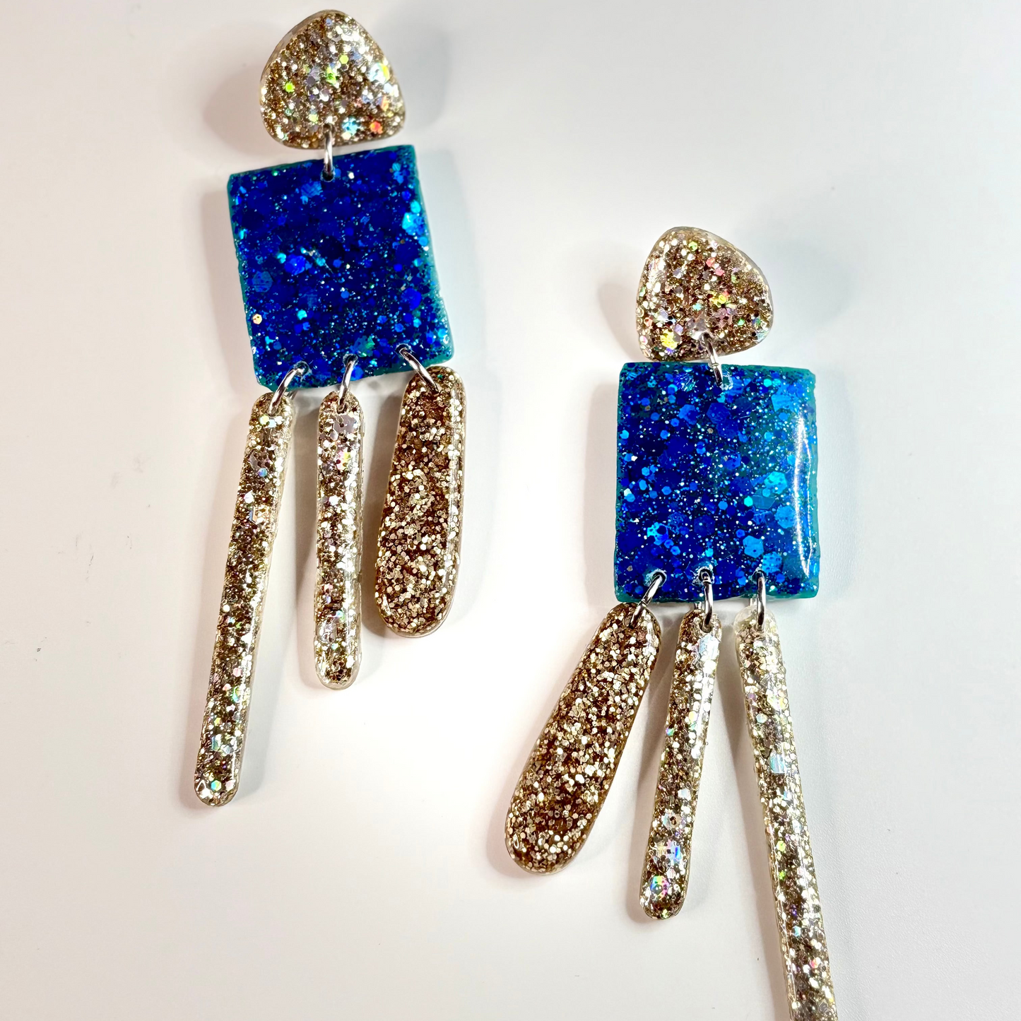 boucles d'oreilles en resine avec maquillage revalorisé bleu
