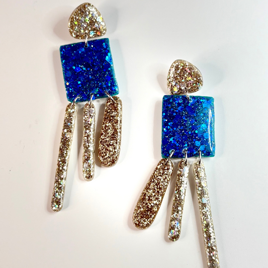 boucles d'oreilles en resine avec maquillage revalorisé bleu